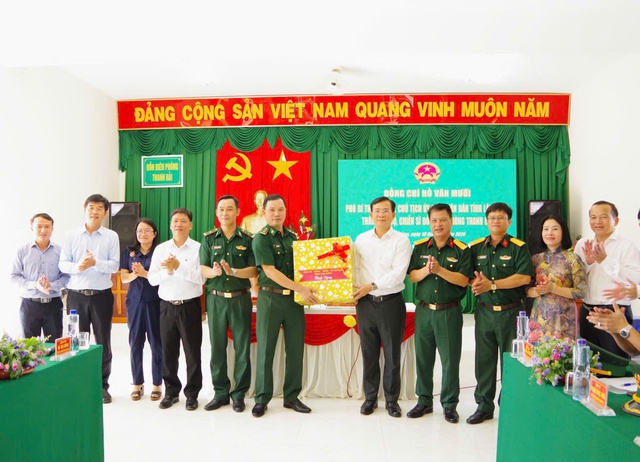 Chủ tịch UBND tỉnh L&acirc;m Đồng thăm, tặng qu&agrave; c&aacute;n bộ, chiến sĩ Đồn Bi&ecirc;n ph&ograve;ng Thanh Hải- Ảnh 1.