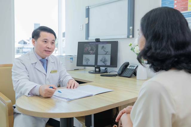 Vinmec Đà Nẵng cứu sống bệnh nhân có túi phình mạch não khổng lồ mà không cần mổ mở hộp sọ - Ảnh 2.