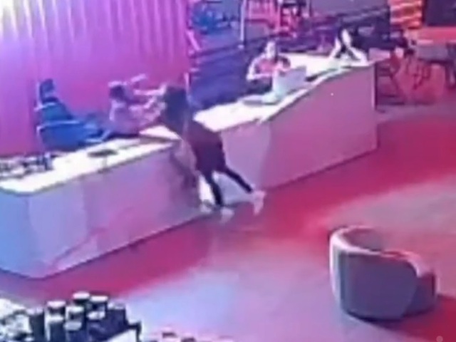 2 người phụ nữ túm tóc, đánh nhau dữ dội trong phòng tập gym- Ảnh 1.