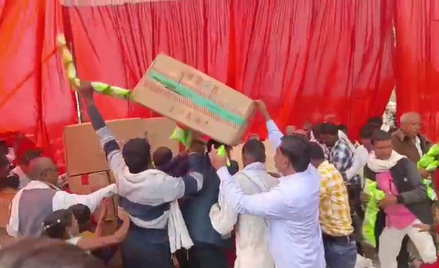 Khách mời ẩu đả, lao vào giẫm đạp trong đám cưới để giành khoai tây - Ảnh 1.