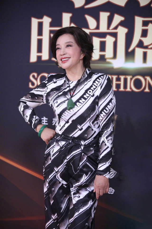 Nhan sắc g&acirc;y sốc của "V&otilde; Tắc Thi&ecirc;n" Lưu Hiểu Kh&aacute;nh ở tuổi 75 - Ảnh 1.