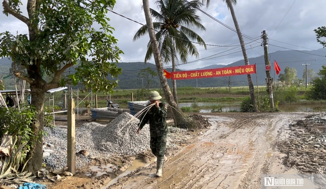Ghi từ &ldquo;chiến dịch Quang Trung&rdquo; thần tốc x&acirc;y nh&agrave;, dựng niềm tin sau b&atilde;o lũ - Kỳ 1: X&acirc;y nh&agrave;, vẽ lại nụ cười nơi "rốn lũ"- Ảnh 6.