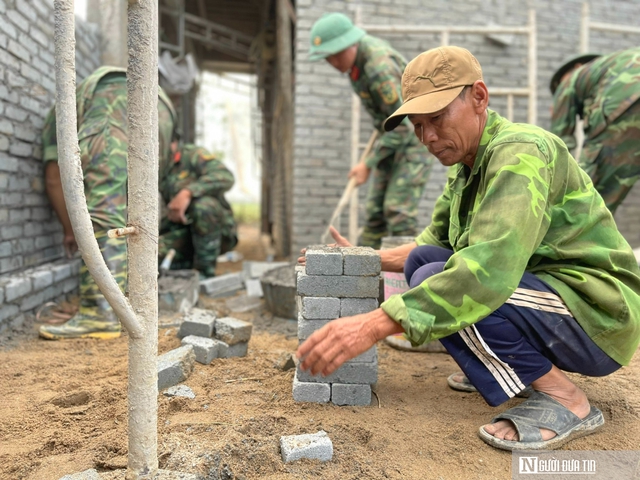 Ghi từ &ldquo;chiến dịch Quang Trung&rdquo; thần tốc x&acirc;y nh&agrave;, dựng niềm tin sau b&atilde;o lũ - Kỳ 1: X&acirc;y nh&agrave;, vẽ lại nụ cười nơi "rốn lũ"- Ảnh 14.