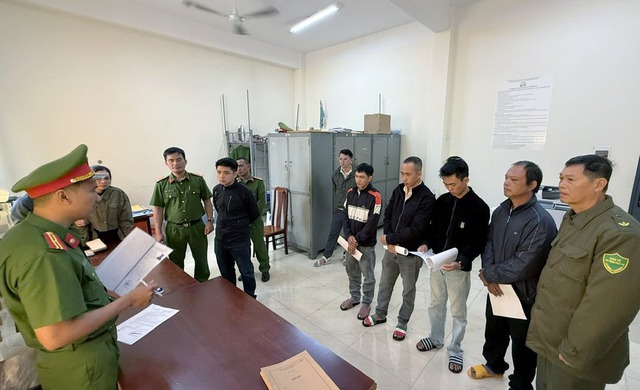 Bố mẹ v&agrave; con trai bị khởi tố v&igrave; đ&aacute;nh nhau với h&agrave;ng x&oacute;m - Ảnh 1.