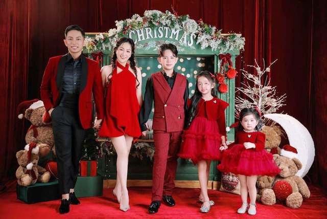 Con g&aacute;i &uacute;t nh&agrave; Kh&aacute;nh Thi - Phan Hiển, xinh y&ecirc;u như thi&ecirc;n thần đ&oacute;n Noel! - Ảnh 9.