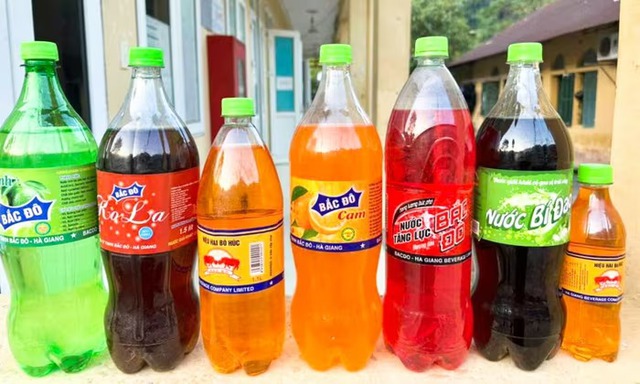 Bắt đối tượng sản xuất nước giải kh&aacute;t giả, b&aacute;n cho người d&acirc;n v&ugrave;ng cao - Ảnh 2.