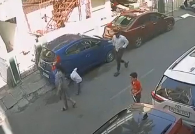 Người đ&agrave;n &ocirc;ng v&ocirc; cớ đ&aacute; gục b&eacute; trai tr&ecirc;n phố rồi bỏ đi- Ảnh 1.