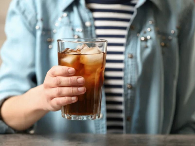 Người phụ nữ 34 tuổi tử vong ng&agrave;y n&agrave;o cũng uống thứ nước "vạn người m&ecirc;" - Ảnh 1.