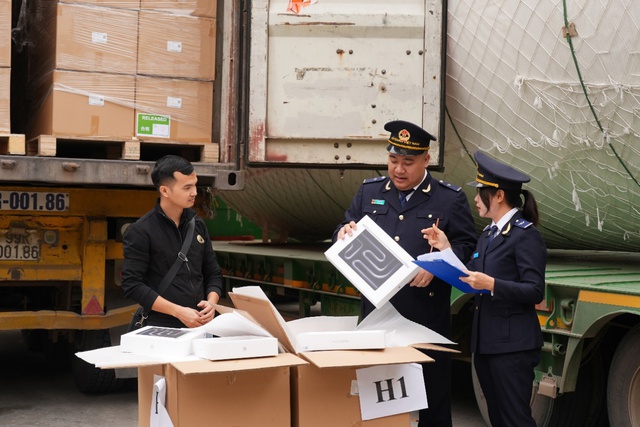 Hải quan xử l&yacute; gần 17.300 vụ vi phạm trong 11 th&aacute;ng 2025, Bu&ocirc;n lậu v&agrave;ng, tiền tệ diễn biến phức tạp - Ảnh 1.