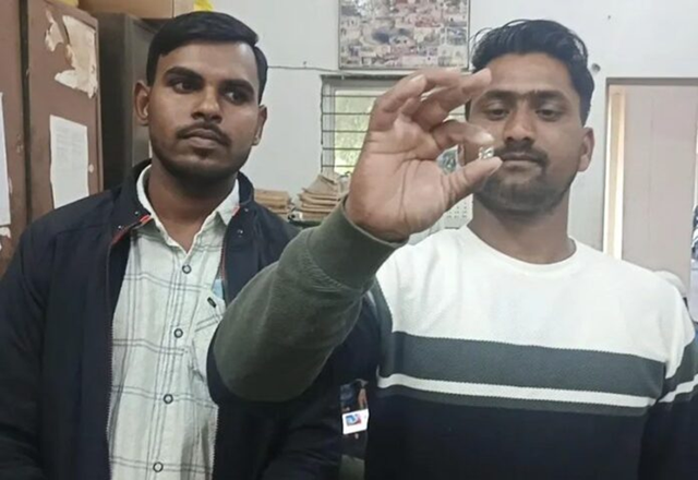 Rủ nhau đi đ&agrave;o đất, 2 người đ&agrave;n &ocirc;ng nhặt được vi&ecirc;n đ&aacute; "khủng" trị gi&aacute; 52 tỷ đồng - Ảnh 1.