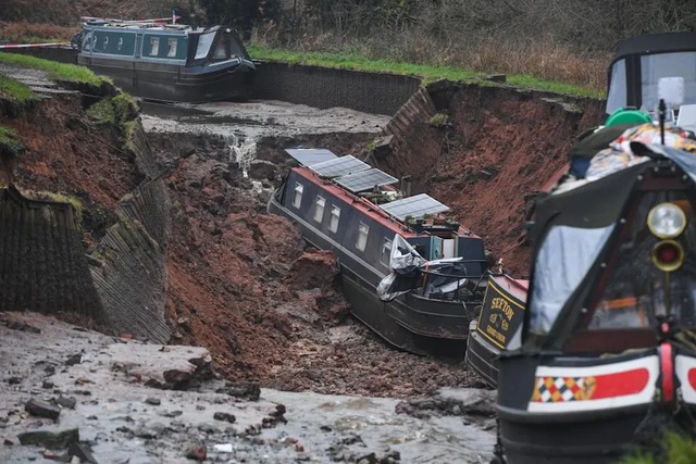 "Hố tử thần" nuốt chửng thuyền b&egrave;, cả thị trấn n&aacute;o loạn - Ảnh 3.
