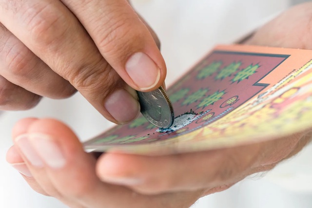 Người đ&agrave;n &ocirc;ng tr&uacute;ng số hơn 18 tỷ đồng nhờ th&oacute;i quen của con g&aacute;i - Ảnh 2.