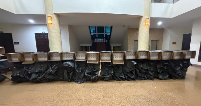 Kiểm tra xe tải đỗ b&ecirc;n đường, ph&aacute;t hiện số thuốc l&aacute; lậu trị gi&aacute; gần 2 tỷ đồng- Ảnh 2.