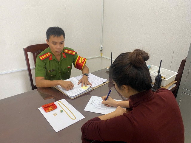 "Nữ qu&aacute;i" chở người quen đi ăn ch&aacute;o rồi quay lại nh&agrave; trộm gần 2 c&acirc;y v&agrave;ng- Ảnh 1.