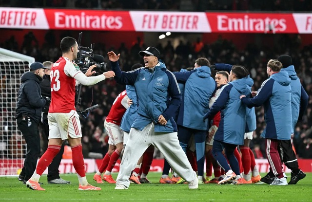 Arsenal trả gi&aacute; đắt cho tấm v&eacute; b&aacute;n kết Carabao Cup - Ảnh 1.