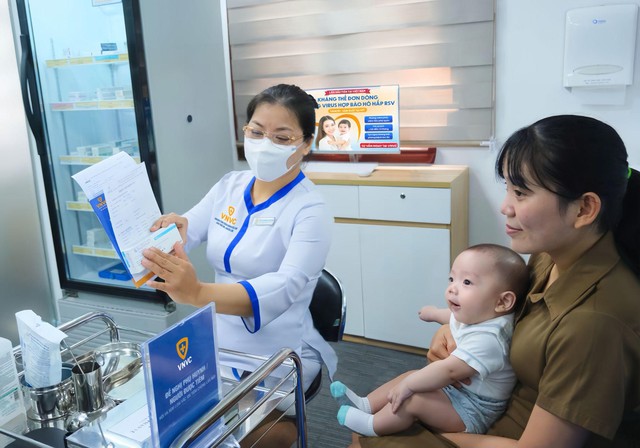 Lần đầu ti&ecirc;n trẻ nhỏ Việt Nam được ti&ecirc;m kh&aacute;ng thể đơn d&ograve;ng ph&ograve;ng vi&ecirc;m phổi do RSV tại VNVC  - Ảnh 1.