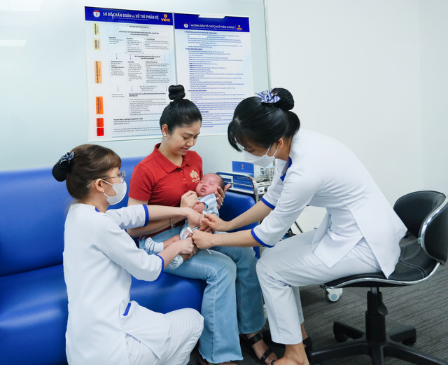 Lần đầu ti&ecirc;n trẻ nhỏ Việt Nam được ti&ecirc;m kh&aacute;ng thể đơn d&ograve;ng ph&ograve;ng vi&ecirc;m phổi do RSV tại VNVC  - Ảnh 3.