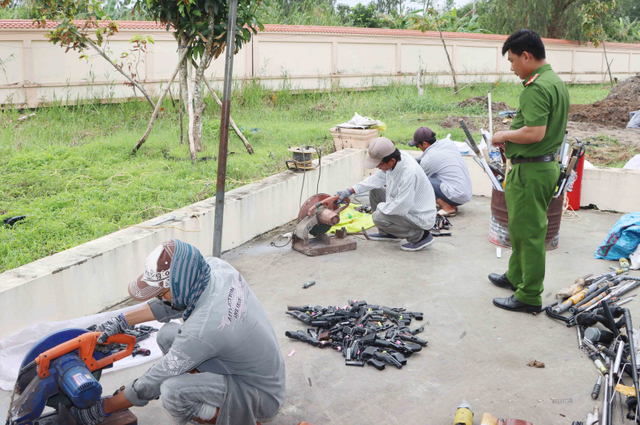 Ti&ecirc;u hủy h&agrave;ng trăm vũ kh&iacute;, c&ocirc;ng cụ hỗ trợ, đồ chơi nguy hiểm - Ảnh 1.