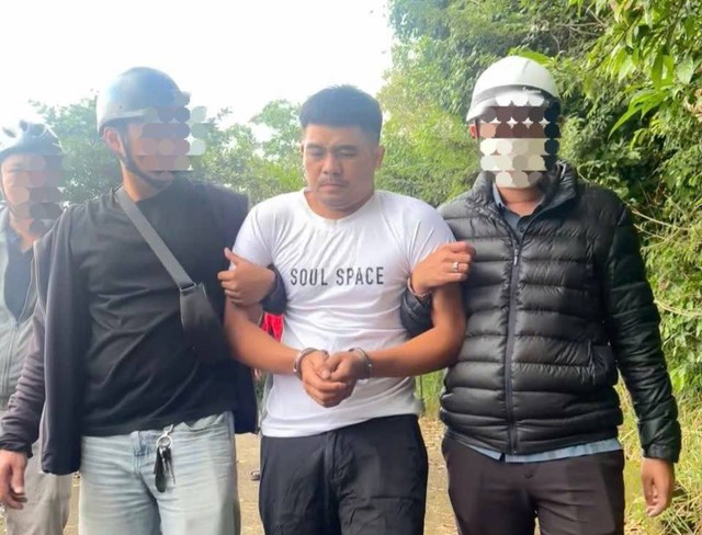 Bắt đối tượng d&ugrave;ng k&eacute;o tấn c&ocirc;ng vợ giữa đường - Ảnh 1.