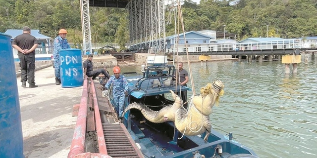 Người d&acirc;n bắt được c&aacute; sấu khổng lồ d&agrave;i 4 m&eacute;t, nặng 500kg - Ảnh 2.