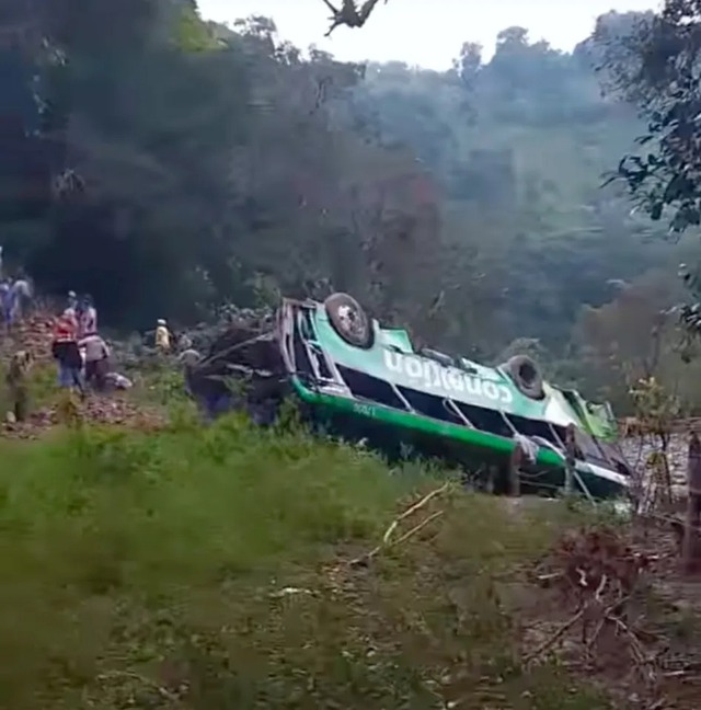 Xe bu&yacute;t lao xuống vực s&acirc;u, 8 người tử vong thương t&acirc;m - Ảnh 1.