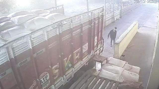 Cha l&ugrave;i xe tải v&ocirc; t&igrave;nh khiến con trai tử vong - Ảnh 1.