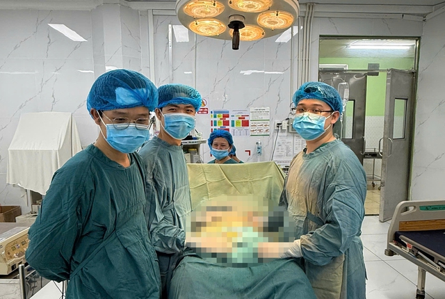 Một Trung t&acirc;m Y tế kịp thời cứu bệnh nhi nam bị xoắn tinh ho&agrave;n- Ảnh 1.