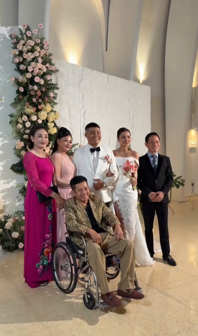 Nghệ sĩ Tấn Beo xuất hiện hạnh ph&uacute;c trong đ&aacute;m cưới con trai - Ảnh 1.