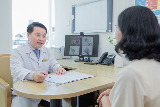 TS.BS T&ocirc;n Thất Tr&iacute; Dũng: &ldquo;Chạy nhanh hơn thời gian để cứu bệnh nh&acirc;n đột quỵ&rdquo; - Ảnh 1.