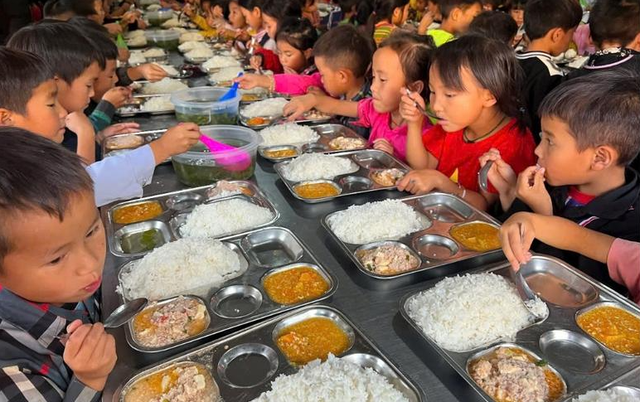 Học sinh v&ugrave;ng bi&ecirc;n được hỗ trợ gạo, tiền trong suốt 9 th&aacute;ng của năm học- Ảnh 1.