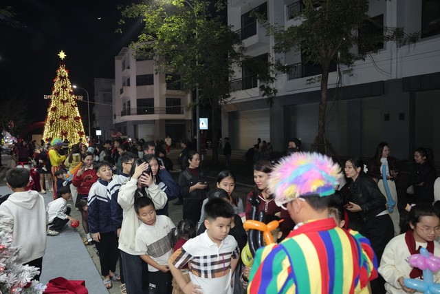 Hồng Lĩnh X&rsquo;mas Fest: Khi lễ hội Gi&aacute;ng sinh trở th&agrave;nh &ldquo;chất x&uacute;c t&aacute;c&rdquo; cho một đ&ocirc; thị đang chuyển m&igrave;nh - Ảnh 1.