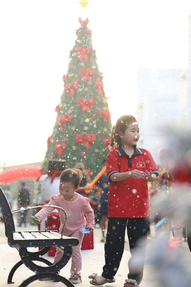 Hồng Lĩnh X&rsquo;mas Fest: Khi lễ hội Gi&aacute;ng sinh trở th&agrave;nh &ldquo;chất x&uacute;c t&aacute;c&rdquo; cho một đ&ocirc; thị đang chuyển m&igrave;nh - Ảnh 4.
