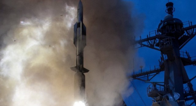 Hỏa lực mạnh bậc nhất ch&acirc;u &Acirc;u được trang bị 96 bệ ph&oacute;ng t&ecirc;n lửa Tomahawk v&agrave; SM-6 - Ảnh 1.