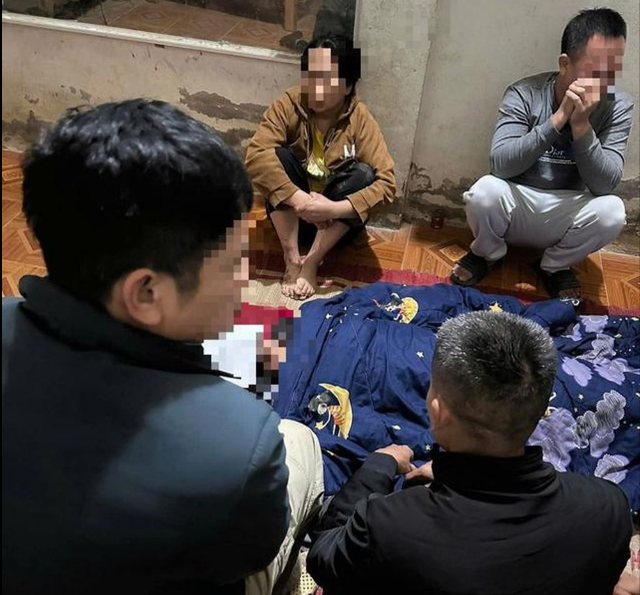 Điều tra vụ người đ&agrave;n &ocirc;ng nghi bị vợ d&ugrave;ng  dao tấn c&ocirc;ng tử vong - Ảnh 3.