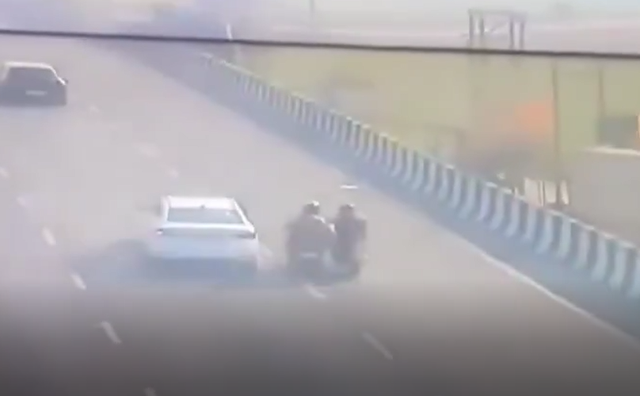 Người đ&agrave;n &ocirc;ng đi xe m&aacute;y bị cướp 2,4 tỷ đồng tr&ecirc;n đường cao tốc - Ảnh 1.