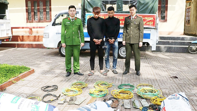 Bắt 2 đối tượng chuy&ecirc;n trộm d&acirc;y c&aacute;p chống s&eacute;t b&aacute;n lấy tiền ti&ecirc;u x&agrave;i - Ảnh 1.