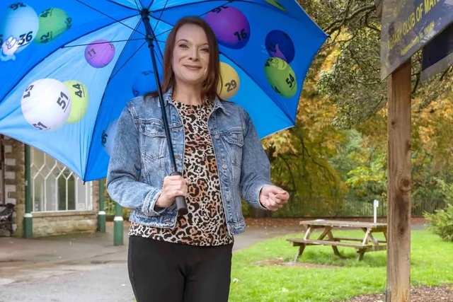 T&igrave;nh cờ đi ngang qua giếng nước, người phụ nữ nhận về "kho b&aacute;u" kh&ocirc;ng tưởng - Ảnh 1.