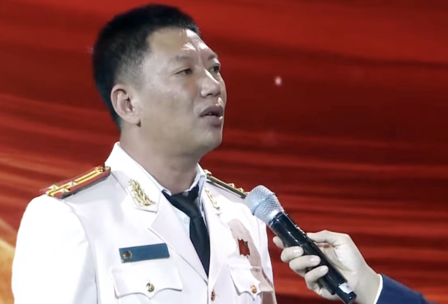 Liều m&igrave;nh giữa d&ograve;ng nước xiết, người chỉ huy giữ an to&agrave;n cho d&acirc;n- Ảnh 2.