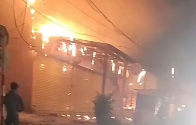 Ch&aacute;y cửa h&agrave;ng thiết bị điện nước, 4 người trong gia đ&igrave;nh tử vong - Ảnh 1.