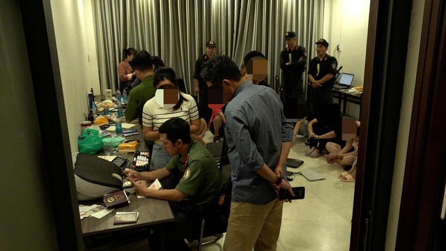 Triệt x&oacute;a 5 tụ điểm đ&aacute;nh bạc trực tuyến, tạm giữ 30 người nước ngo&agrave;i- Ảnh 1.