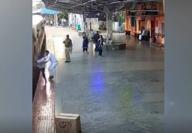 Nh&acirc;n vi&ecirc;n nh&agrave; ga nhanh tr&iacute; cứu h&agrave;nh kh&aacute;ch su&yacute;t bị t&agrave;u c&aacute;n tr&uacute;ng - Ảnh 1.