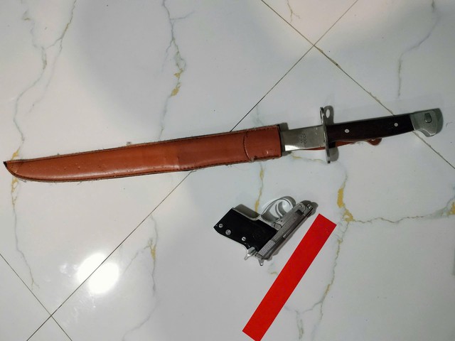 150 cảnh s&aacute;t v&acirc;y bắt nh&oacute;m đối tượng đ&aacute;nh bạc, mua b&aacute;n tr&aacute;i ph&eacute;p vũ kh&iacute; qu&acirc;n dụng - Ảnh 2.