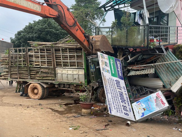 &Ocirc; t&ocirc; tải va chạm xe m&aacute;y rồi t&ocirc;ng sập nhiều h&agrave;ng qu&aacute;n, 5 người thương vong - Ảnh 1.