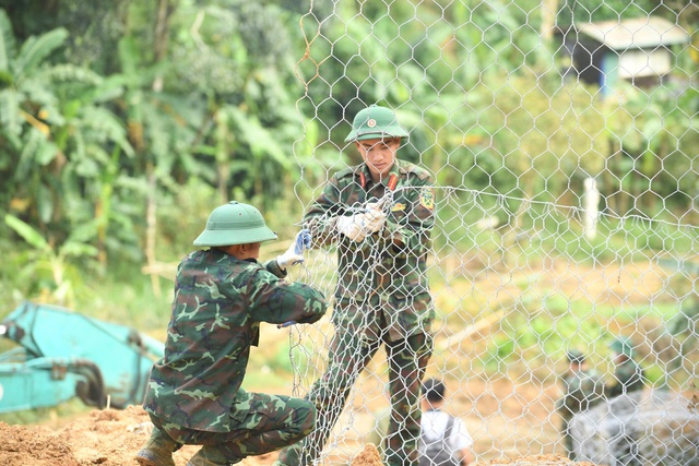Cận cảnh k&egrave; chống sạt lở thần tốc cho 12 hộ d&acirc;n ở Khe Sanh - Ảnh 7.
