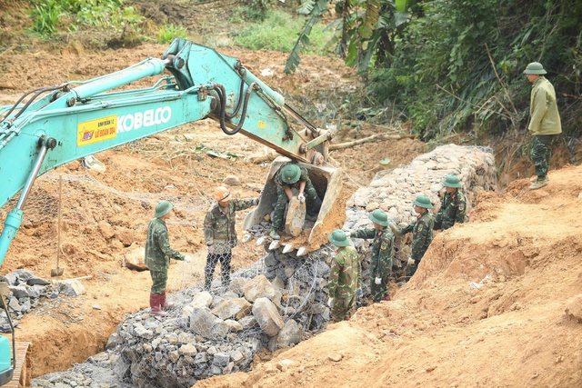 Cận cảnh k&egrave; chống sạt lở thần tốc cho 12 hộ d&acirc;n ở Khe Sanh - Ảnh 6.