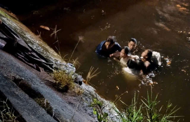 Gi&acirc;y ph&uacute;t hai cha con nhảy xuống k&ecirc;nh nước cứu 3 người phụ nữ bị tai nạn- Ảnh 1.