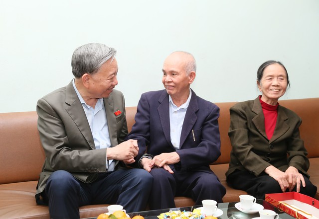 Đảng, Nh&agrave; nước tặng qu&agrave; nh&acirc;n dịp ch&agrave;o mừng Đại hội Đảng XIV v&agrave; Tết Nguy&ecirc;n đ&aacute;n 2026 - Ảnh 1.