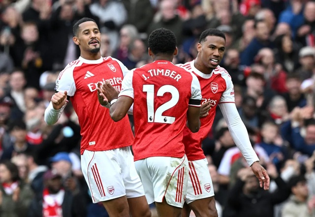 Liverpool được khuy&ecirc;n chi&ecirc;u mộ hậu vệ của Arsenal - Ảnh 1.