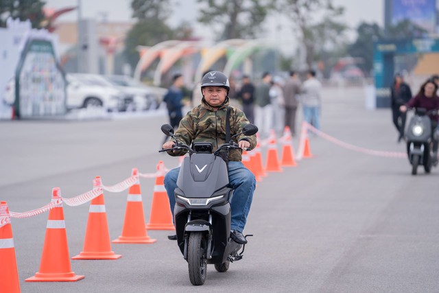 L&aacute;i thử xe m&aacute;y điện VinFast tại Vietnam Mobility Show 2025, kh&aacute;ch h&agrave;ng muốn &ldquo;chốt đơn&rdquo; xe điện, bỏ ngay xe xăng - Ảnh 2.