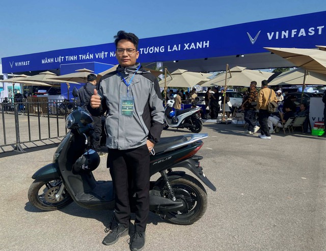 L&aacute;i thử xe m&aacute;y điện VinFast tại Vietnam Mobility Show 2025, kh&aacute;ch h&agrave;ng muốn &ldquo;chốt đơn&rdquo; xe điện, bỏ ngay xe xăng - Ảnh 3.